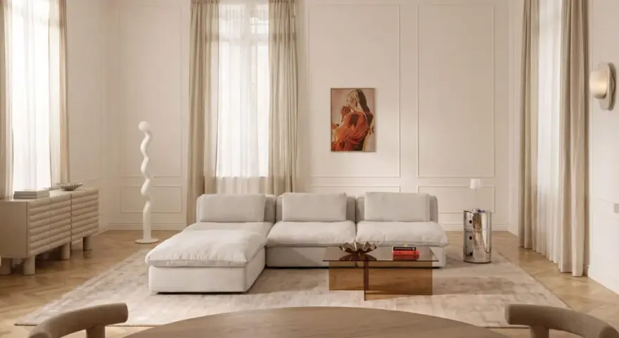 Ein Wohnzimmer in sanften Tönen. Die Farbe Ecru dominiert bei Sofa, Teppich und Vorhängen und schafft eine warme, einladende Atmosphäre.