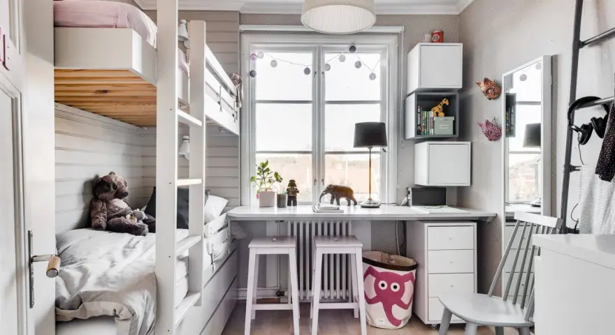 Schlafzimmer mit Etagenbett und Schreibtisch. Tolle kinderzimmer klein ideen für platzsparende Einrichtung.