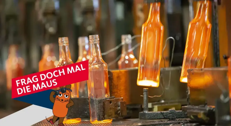 Glühende Glasflaschen in einer Fabrik. Die Maus fragt sich, wann wurde Glas erfunden?