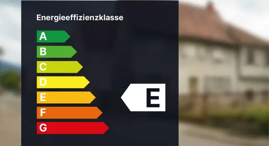 Energieeffizienzklasse E. Das Diagramm zeigt die Energieeffizienz von Gebäuden, von A (grün, sehr effizient) bis G (rot, wenig effizient).