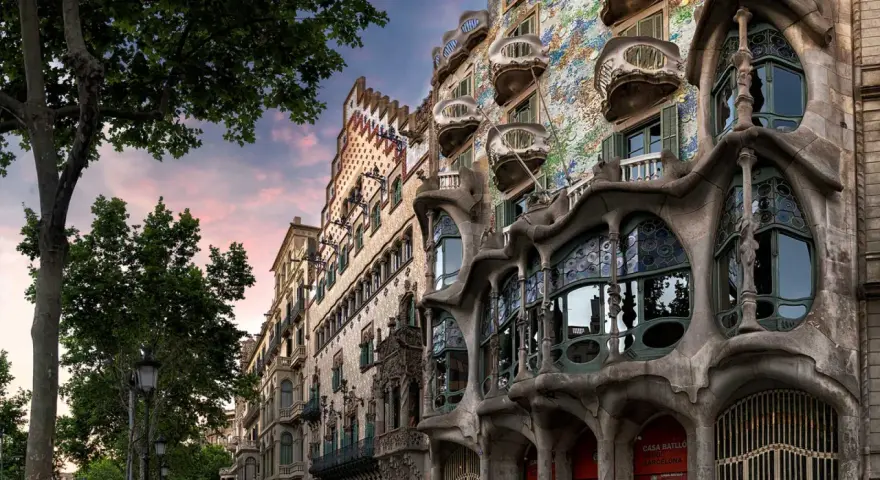 Fassade der Casa Batlló in Barcelona, ein Meisterwerk der Jugendstil Architektur mit organischen Formen und bunten Mosaiken.