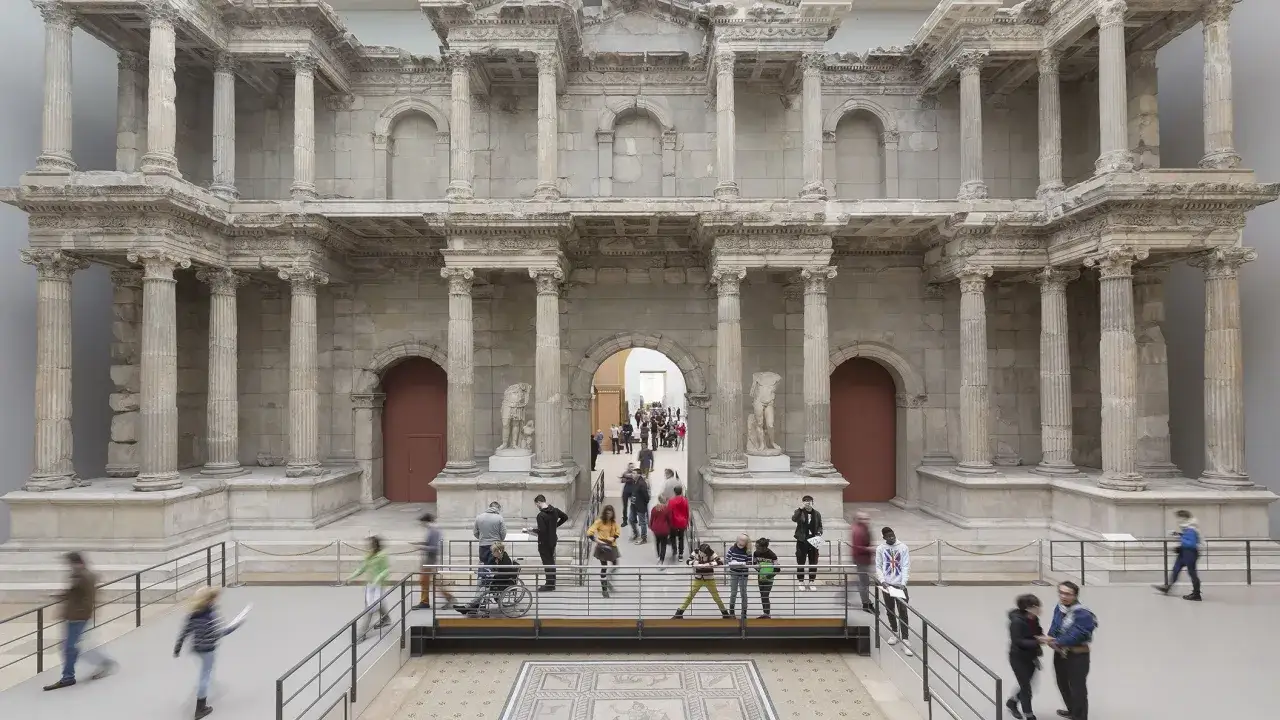 Besucher im Pergamonmuseum bestaunen die beeindruckende Architektur, w&auml;hrend die Sanierung im Gange ist.