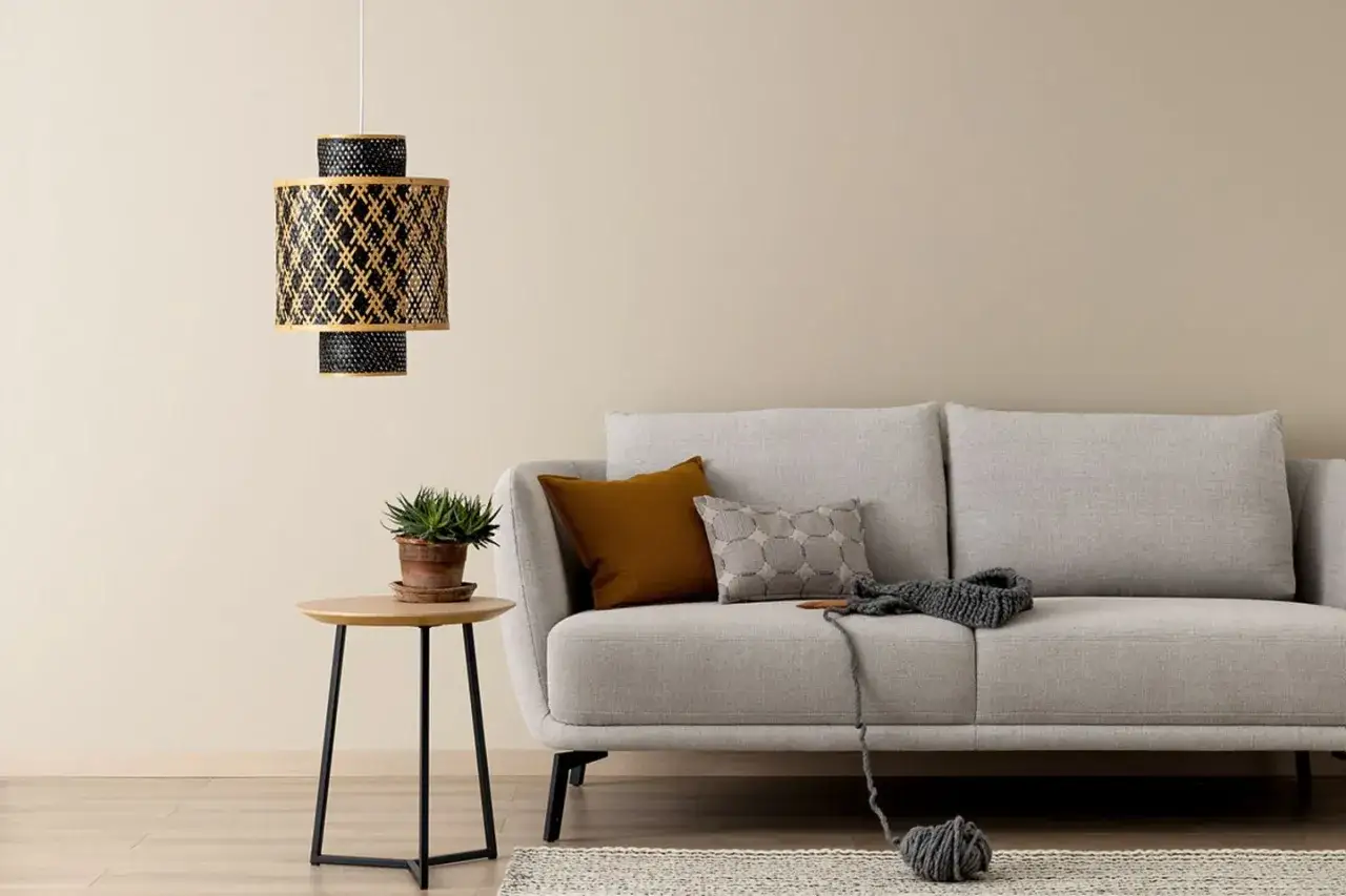 Gemütliches Wohnzimmer: Ein beiger Teppich und ein graues Sofa laden zum Entspannen ein. Beige und grau kombinieren wohnen stilvoll.