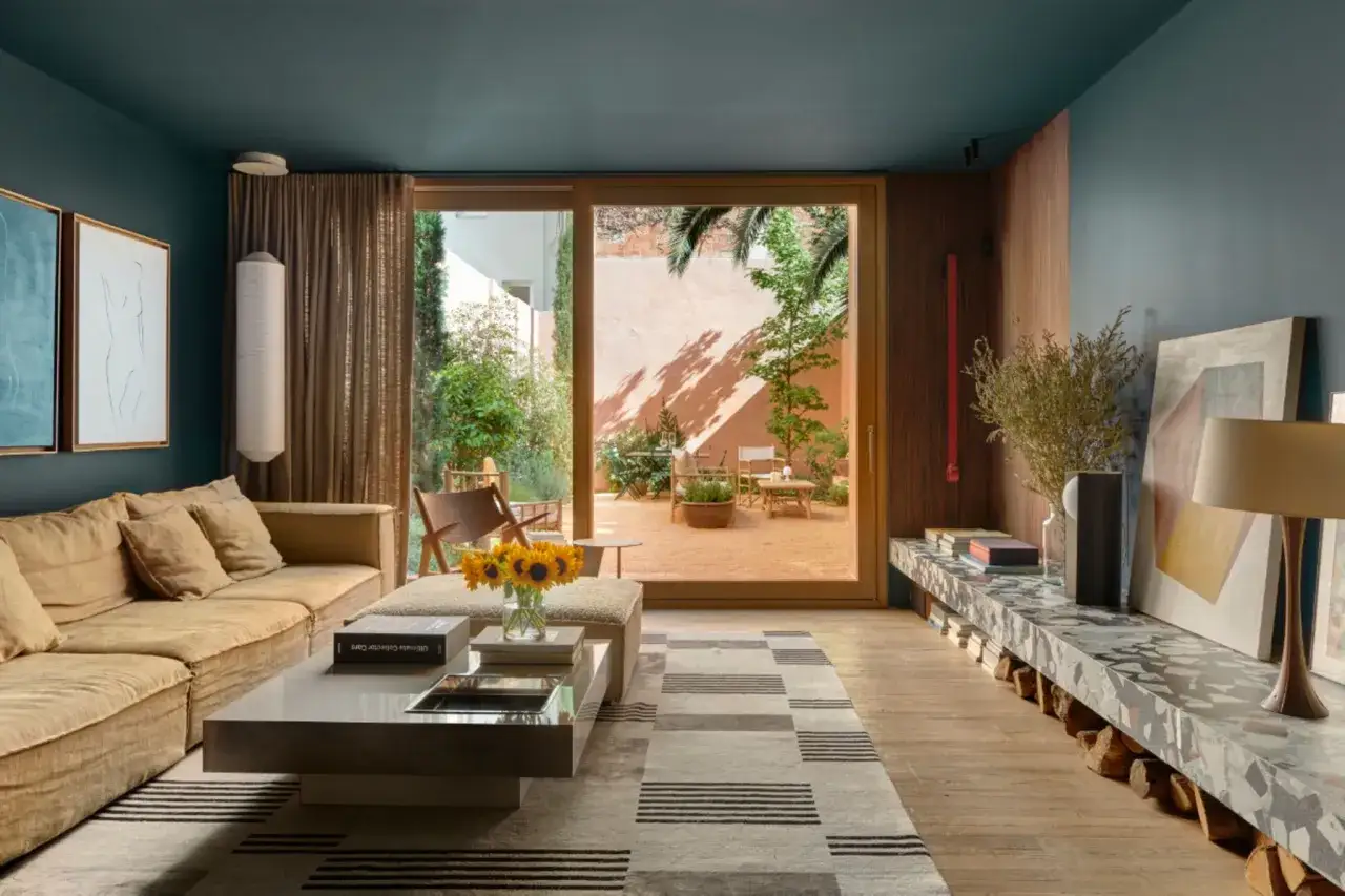 Gem&uuml;tliches Wohnzimmer mit beigem Sofa, Kaffeetisch und Blick in den Garten. Perfekt, um ein schlauchzimmer einzurichten und sich wohlzuf&uuml;hlen.