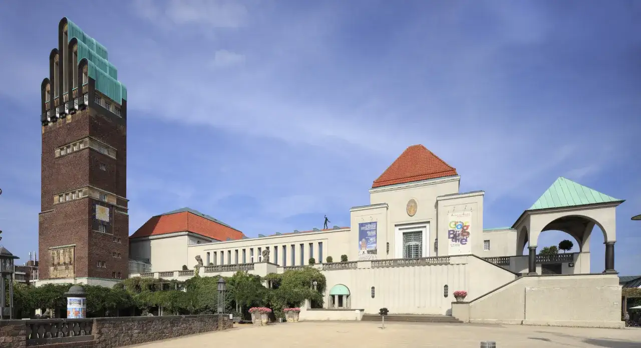Ein markanter Turm und ein weitl&auml;ufiger Geb&auml;udekomplex pr&auml;gen diese beeindruckende Jugendstil-Architektur.