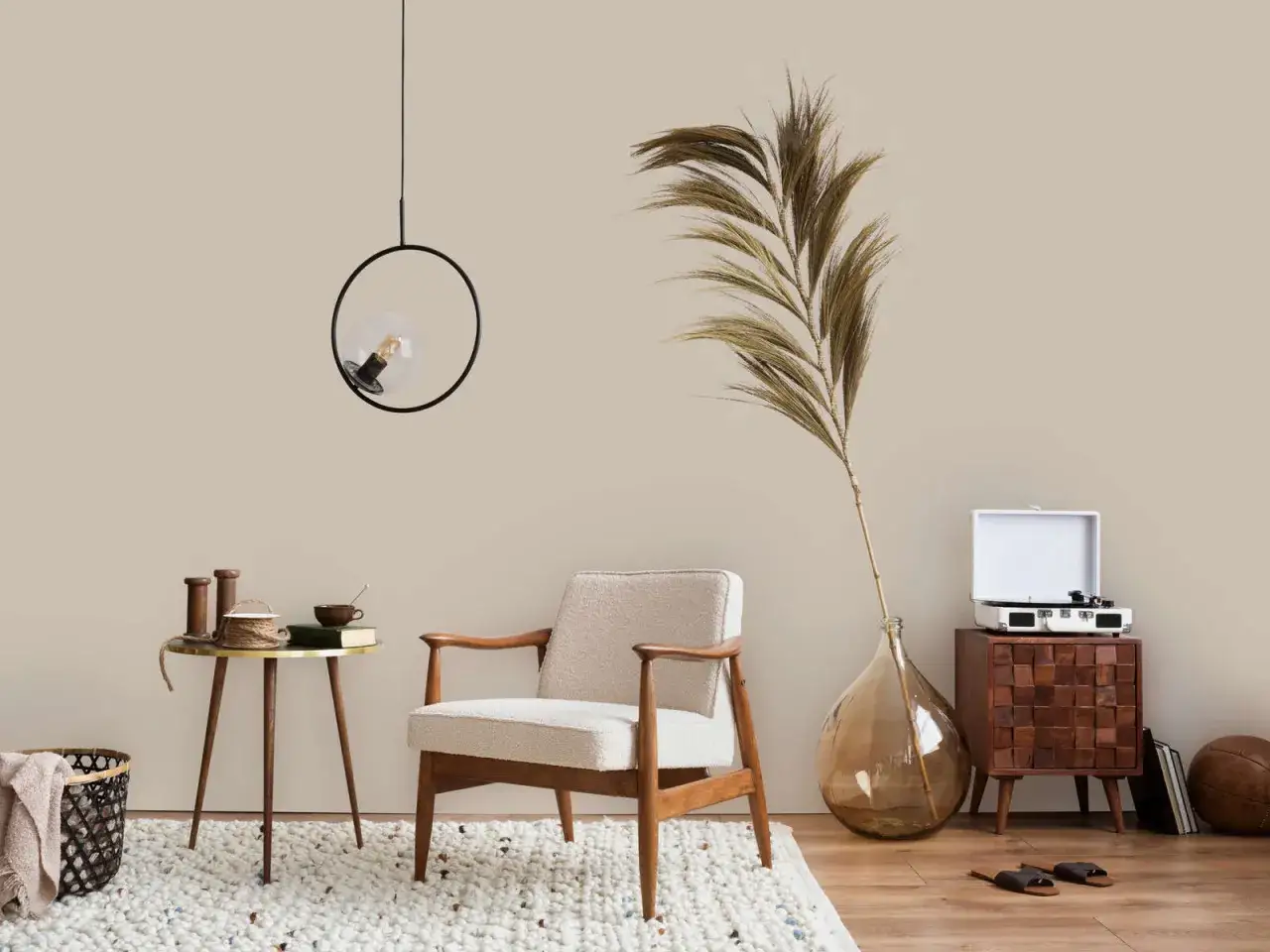 Gem&uuml;tliche Ecke mit Sessel und Beistelltisch. Die Farbe Greige kombinieren mit Holz und Naturmaterialien schafft eine warme Atmosph&auml;re.