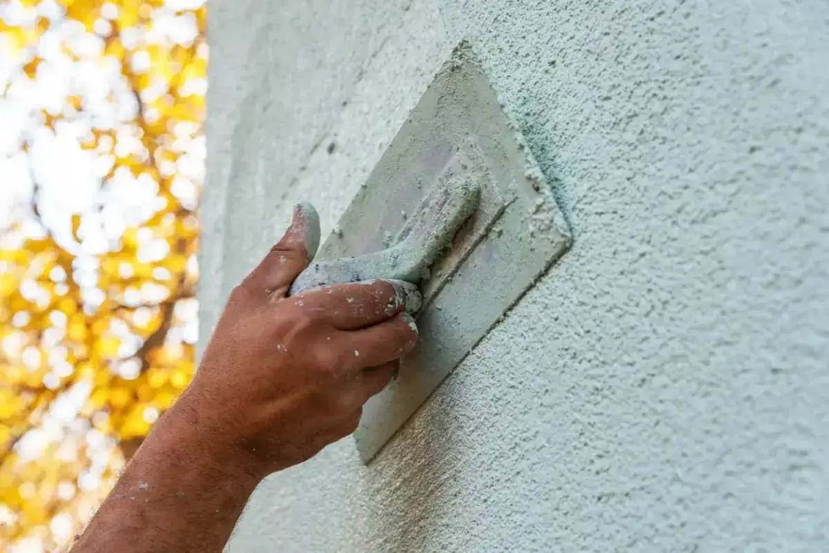 Hand bearbeitet mit Kelle die Fassade. Verschiedene Putztechniken fassade werden hier angewendet, um ein strukturiertes Ergebnis zu erzielen.