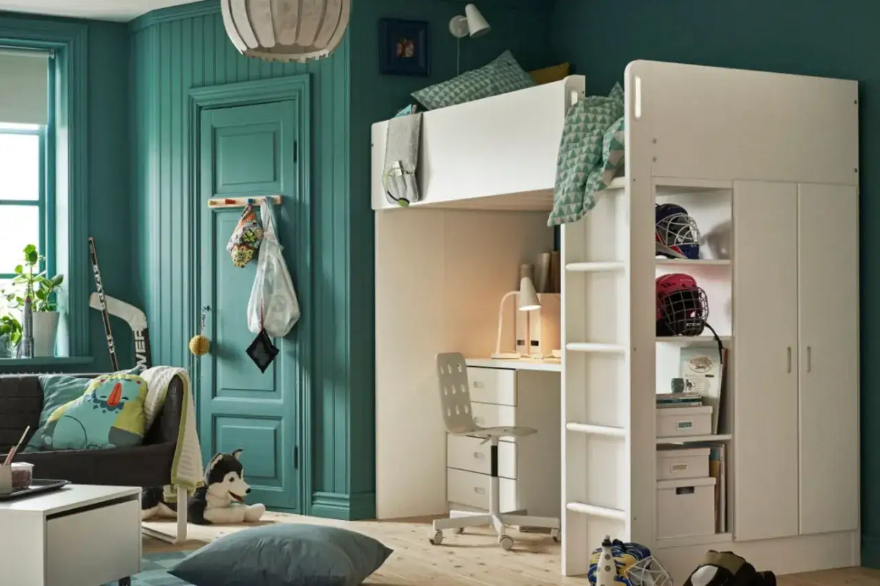 Ein schmales Jugendzimmer einrichten mit Hochbett, Schreibtisch und viel Stauraum. Hockeyausr&uuml;stung und Kuscheltiere machen es gem&uuml;tlich.