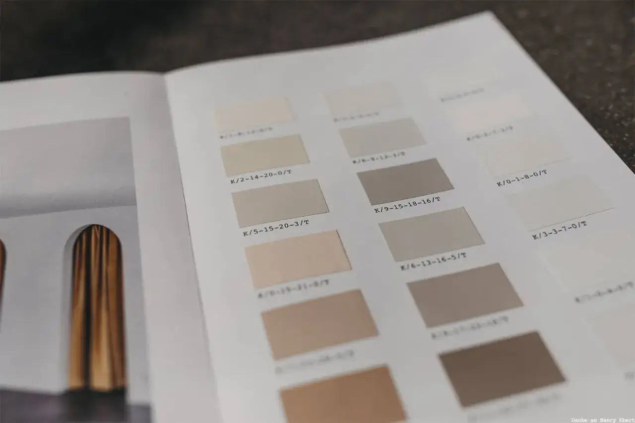 Farbkarte zeigt verschiedene Beiget&ouml;ne. Hier erf&auml;hrst du, wie man beige mischt, indem du dir die Nuancen ansiehst.