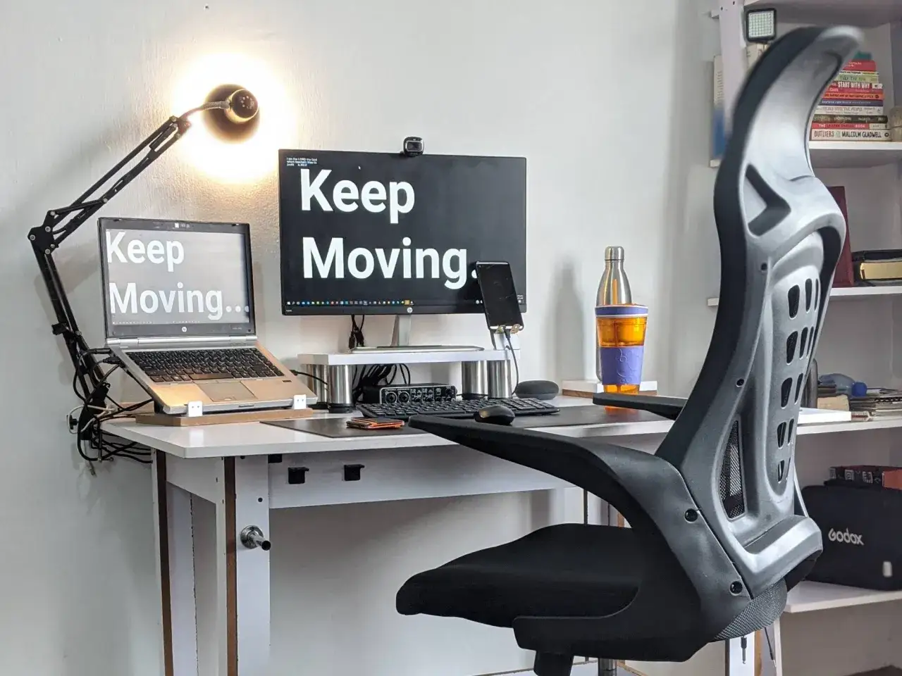 Ein homeoffice einrichten mit Laptop, Monitor, Schreibtischlampe und einem bequemen B&uuml;rostuhl. 