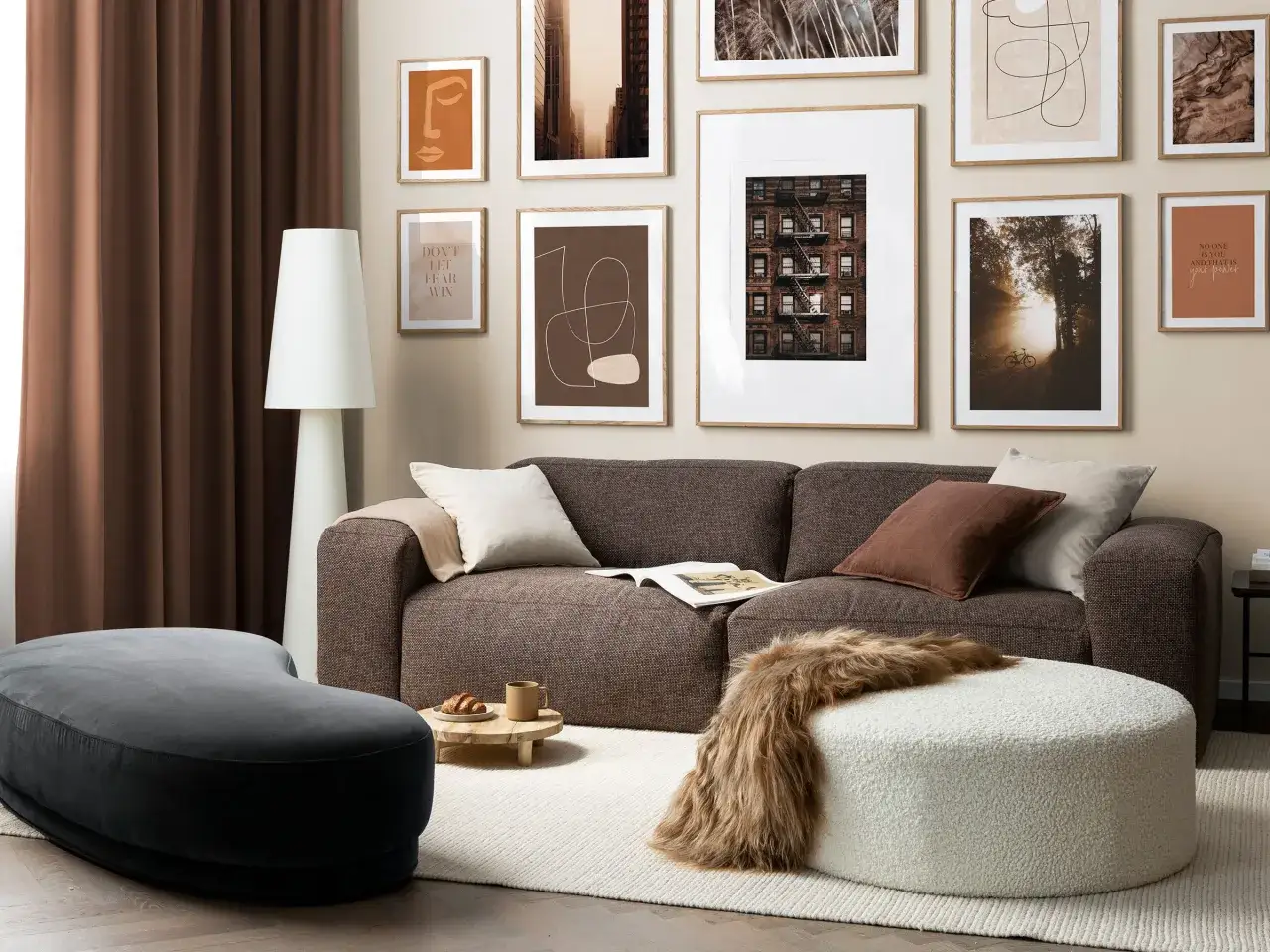 Gem&uuml;tliches Wohnzimmer: braun und grau kombinieren sich in Sofa, Vorh&auml;ngen und Deko. Kunstwerke an der Wand erg&auml;nzen den Look.