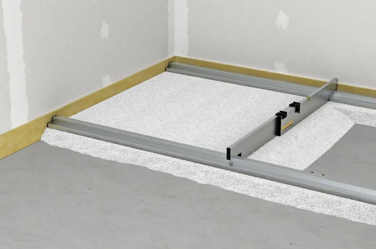 Aufbau eines Bodens mit Schüttung und Nivellierschienen. Hier wird gezeigt, was ist trockenestrich: eine trockene Ausgleichsschüttung für den Boden.