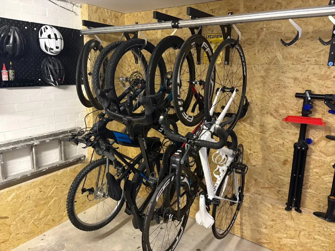 Coole garagen ideen: Fahrr&auml;der und Helme ordentlich an der Wand aufgeh&auml;ngt.