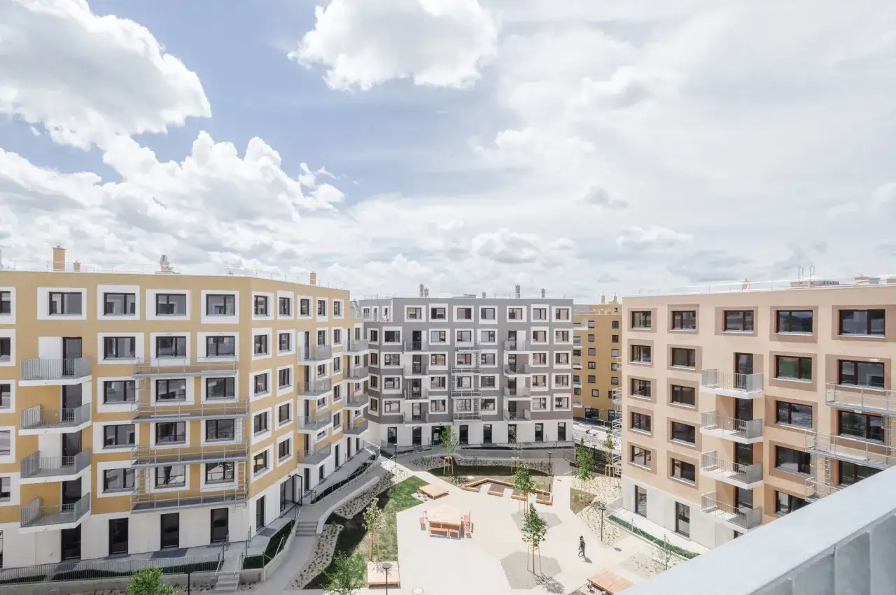 Moderne Wohngeb&auml;ude im Viertel Seestadt Aspern, Wien, mit Innenhof und Spielplatz.