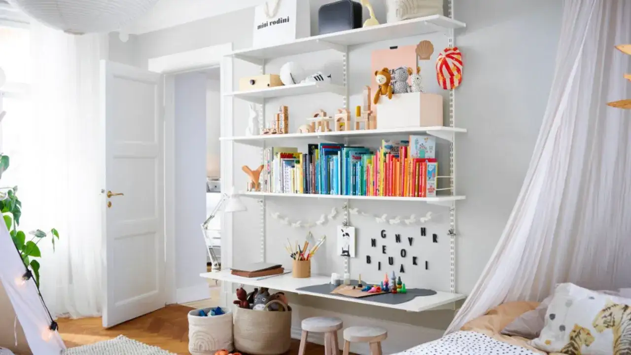 Sch&ouml;ne Ideen f&uuml;r ein kleines Kinderzimmer: B&uuml;cherregal mit Spielzeug, Basteltisch und gem&uuml;tlichem Bett mit Baldachin.