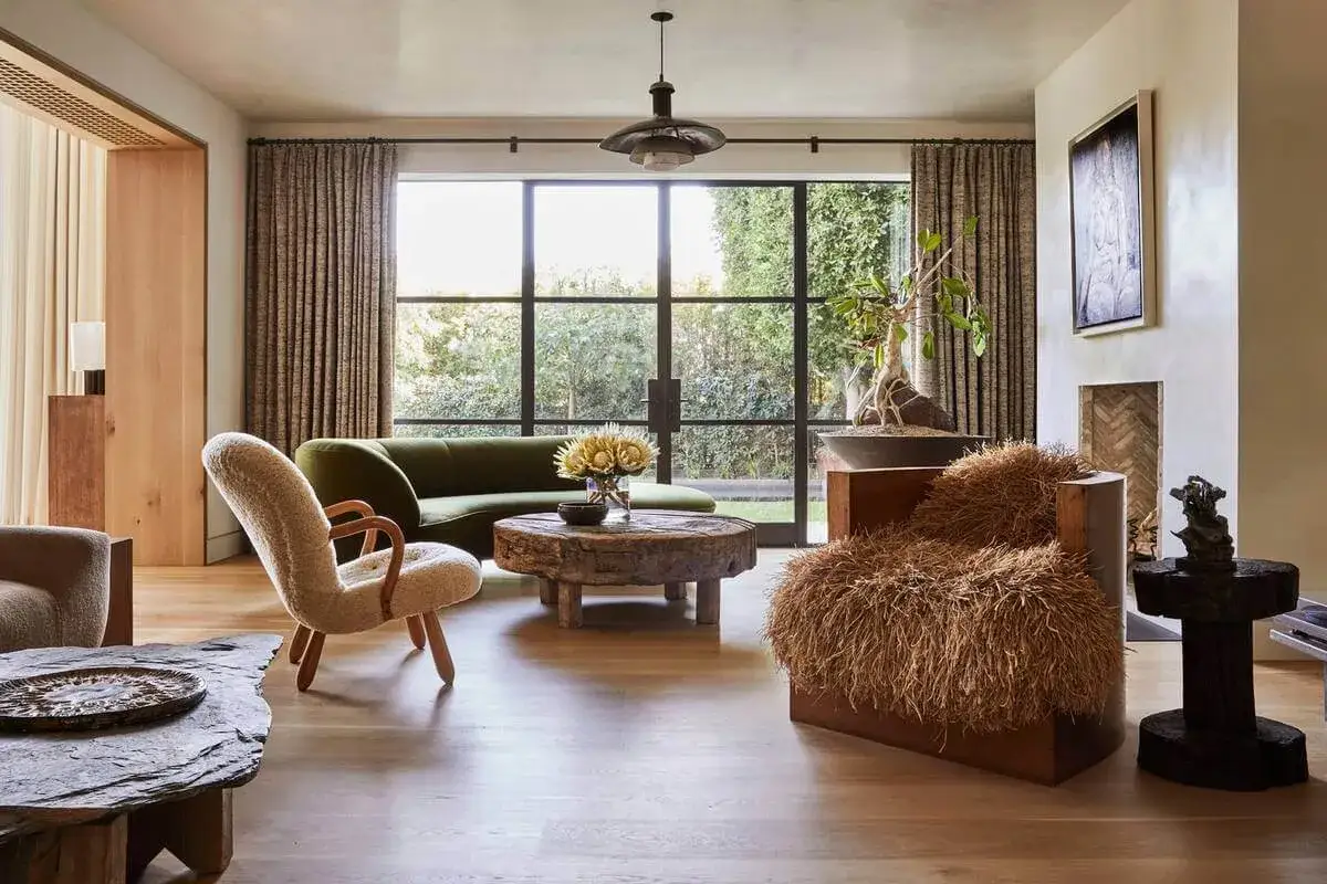 Wohnzimmer im wabi sabi Stil mit organischen Formen, nat&uuml;rlichen Materialien und einem Hauch von Unvollkommenheit.