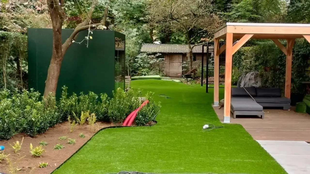 Moderne Gartenaufteilung Ideen: Kunstrasen, Holzpavillon mit Lounge, grüner Kubus und kleine Hütte.