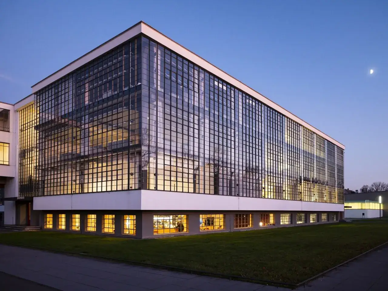 Das Bauhaus-Gebäude in Dessau, ein Meisterwerk der Bauhaus Epoche, mit seiner Glasfassade und dem klaren Design.
