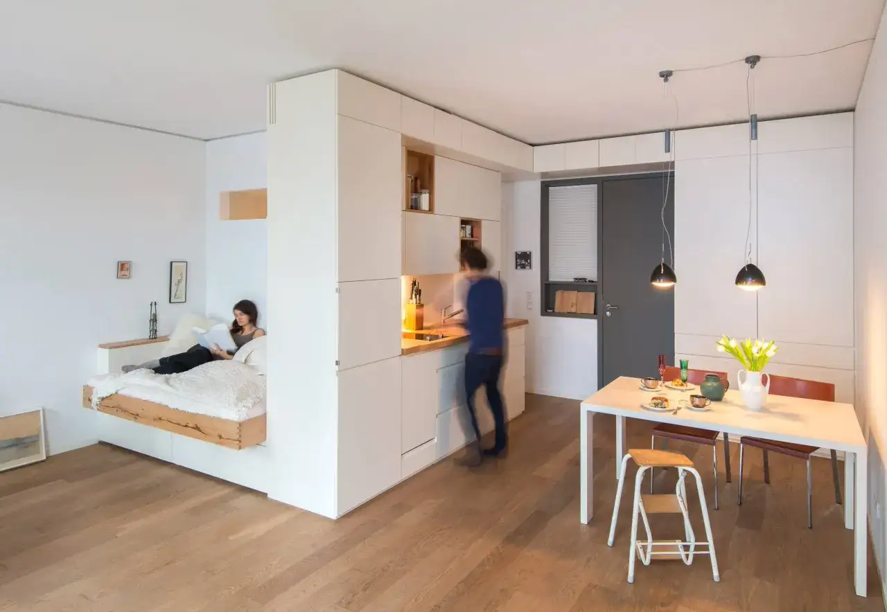 Clever einraumwohnung einrichten: Schlafnische, K&uuml;che und Essbereich sind funktional und stilvoll integriert.