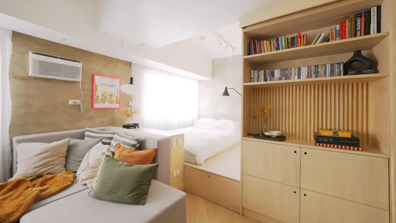 Cleverer grundriss kleine wohnung: Sofa, Bett und Regal sind platzsparend integriert.
