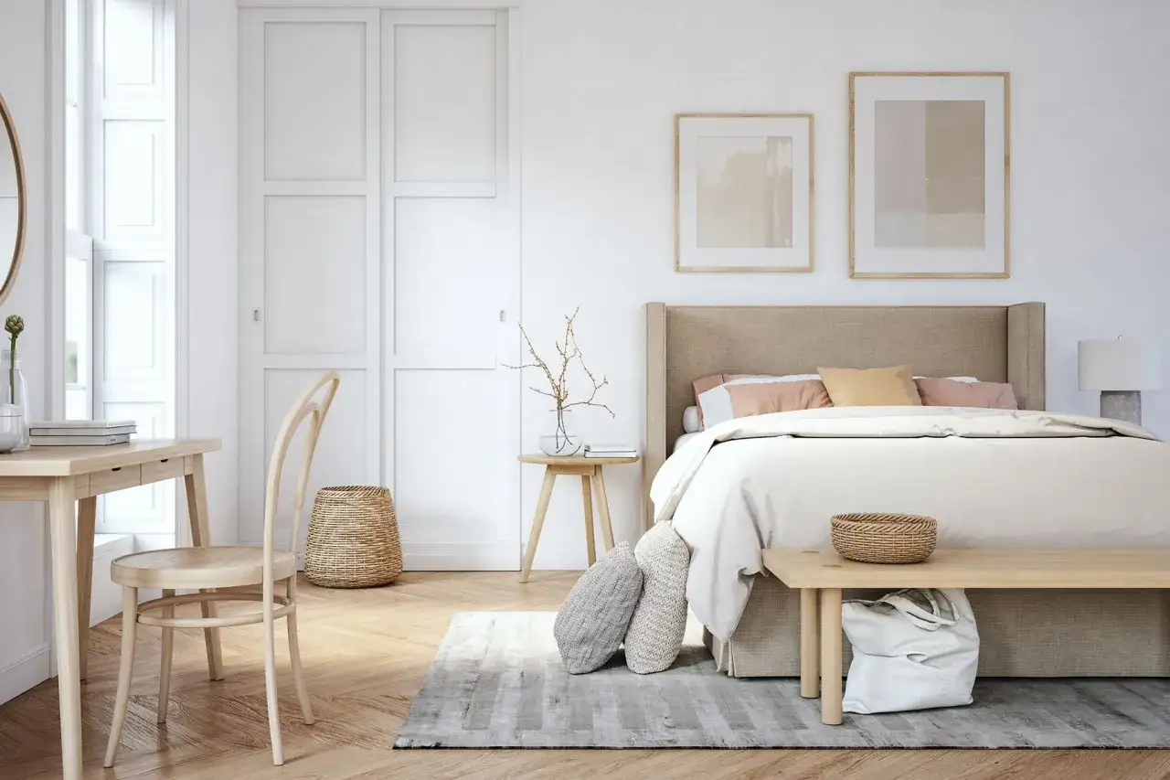 Ein helles, &auml;sthetisches Zimmer mit einem gro&szlig;en Bett, einem Schreibtisch und einem Spiegel. Nat&uuml;rliche Materialien und sanfte Farben schaffen eine beruhigende Atmosph&auml;re.