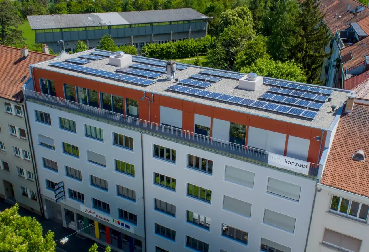 Moderne Geb&auml;ude mit Solaranlagen auf dem Dach. Diese Dachaufbauten erzeugen umweltfreundliche Energie.