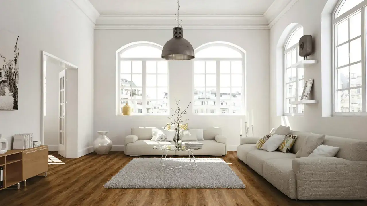 Helle, moderne Wohnung mit zwei Sofas, einem Couchtisch und Holzboden. Tolle wohnung renovieren ideen f&uuml;r ein stilvolles Zuhause.