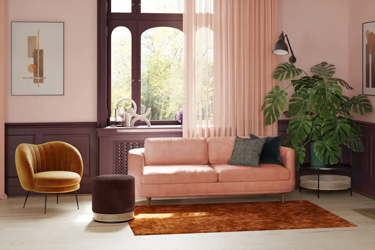 Gem&uuml;tliches Wohnzimmer mit rosa Sofa, senfgelbem Sessel und dunklem Hocker. Die Wandfarbe Beere kombinieren mit Akzenten in warmen T&ouml;nen.