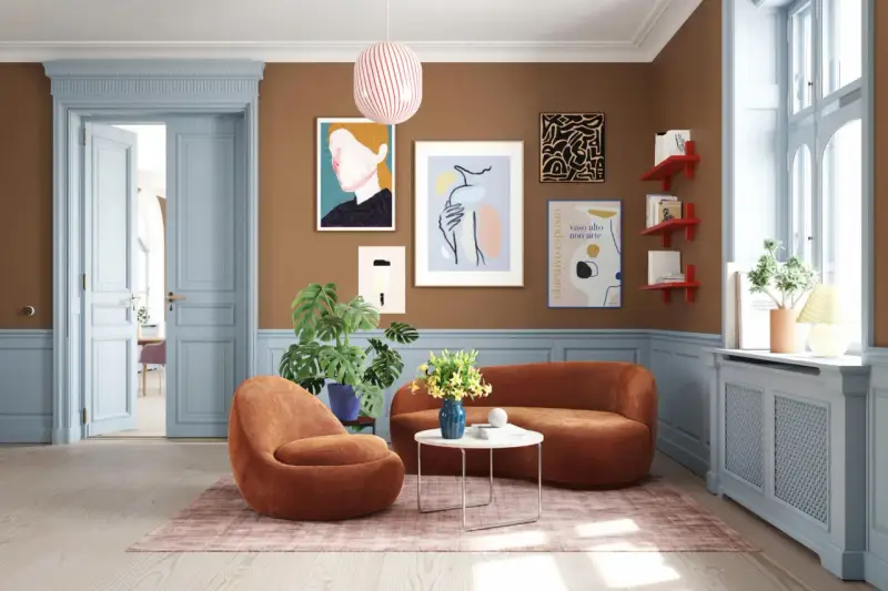 Ein Wohnzimmer mit braunen Wänden, hellblauen Türen und Akzenten. Welche Farbe passt zu Beige und Braun? Hier: Orange Möbel und ein rosa Teppich.