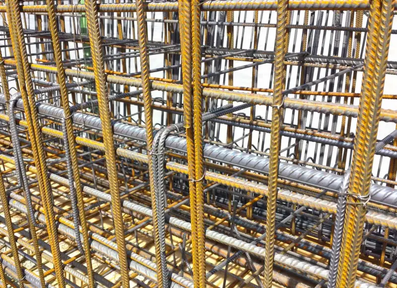 Stahlstäbe bilden ein dichtes Gitter. Die Betonbewehrung ist bereit für den Guss, ein starkes Fundament für zukünftige Bauwerke.